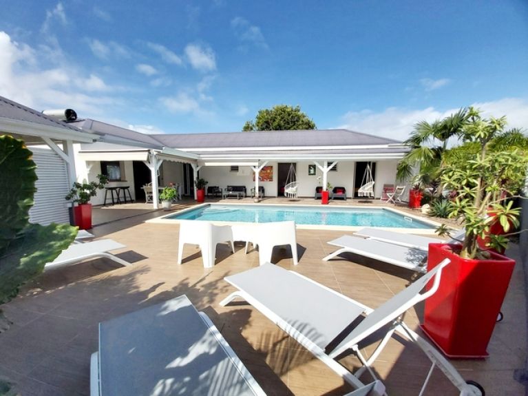 Villa Bikini : location maison de vacances avec piscine privative pour 6 personnes en Guadeloupe – Saint François.